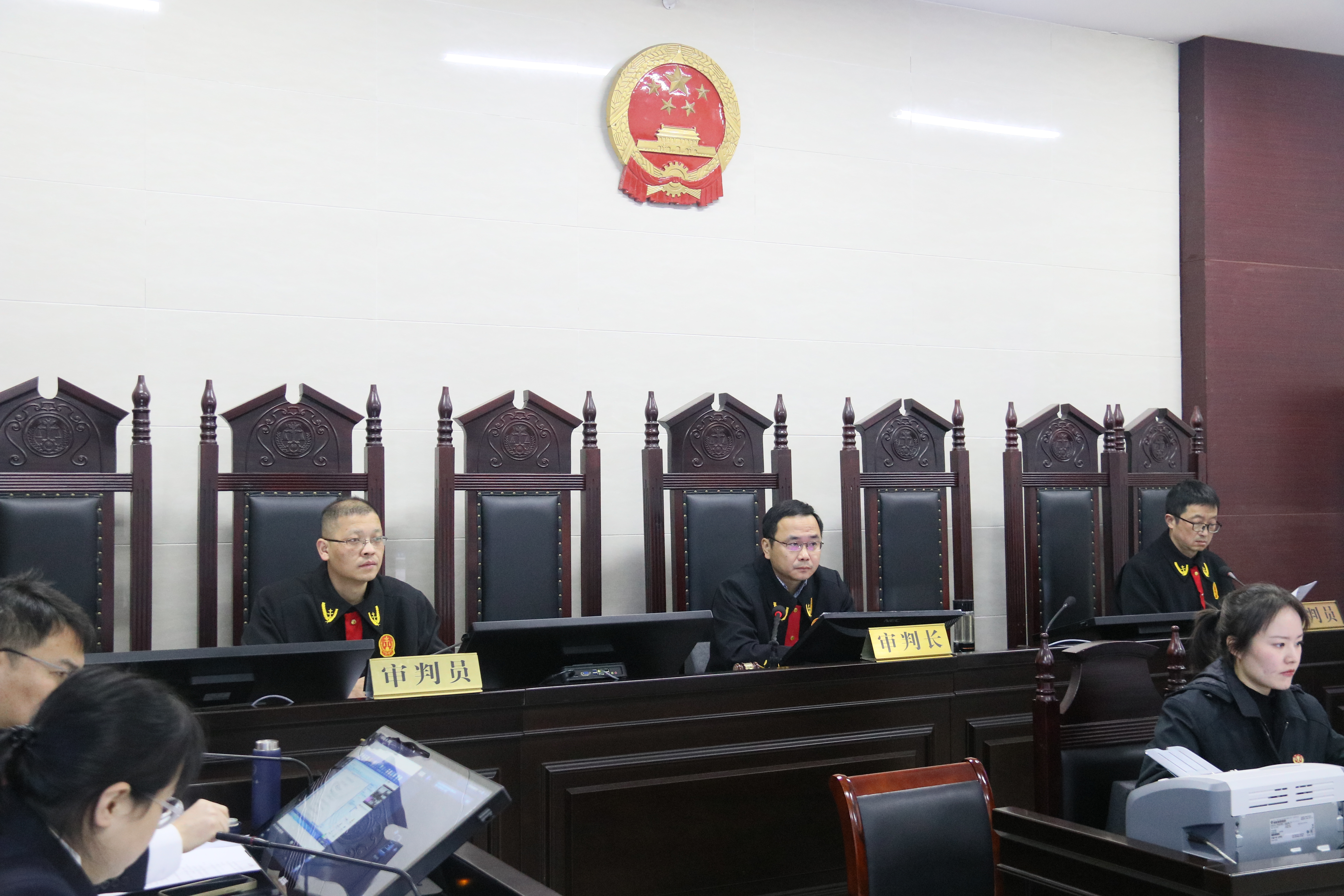 法检“两长”同庭履职，南陵县法院公开开庭审理一起受贿案